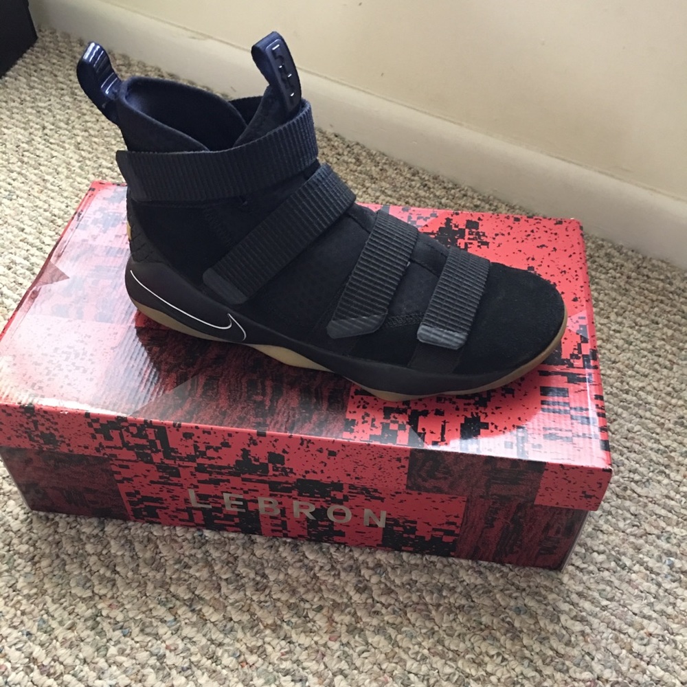 Nike LeBron Zoom Soldier 11